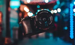 Sony A6000 z obiektywem 16-50mm OSS, idealny do nocnych zdjęć z kolorowym bokeh.