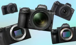 Kilka czarnych aparatów cyfrowych różnych marek (Nikon, Sony, Canon) na jasnoniebieskim tle.