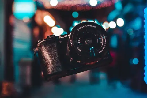 Sony A6000 z obiektywem 16-50mm OSS, idealny do nocnych zdjęć z kolorowym bokeh.