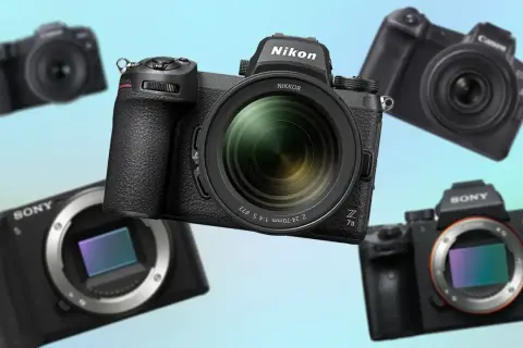 Kilka czarnych aparatów cyfrowych różnych marek (Nikon, Sony, Canon) na jasnoniebieskim tle.
