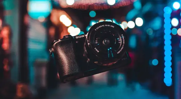 Sony A6000 z obiektywem 16-50mm OSS, idealny do nocnych zdjęć z kolorowym bokeh.