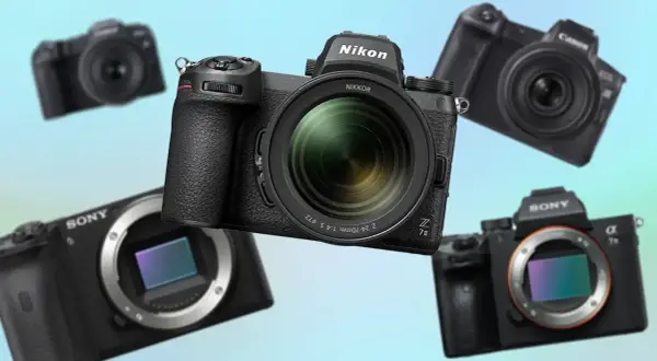 Kilka czarnych aparatów cyfrowych różnych marek (Nikon, Sony, Canon) na jasnoniebieskim tle.
