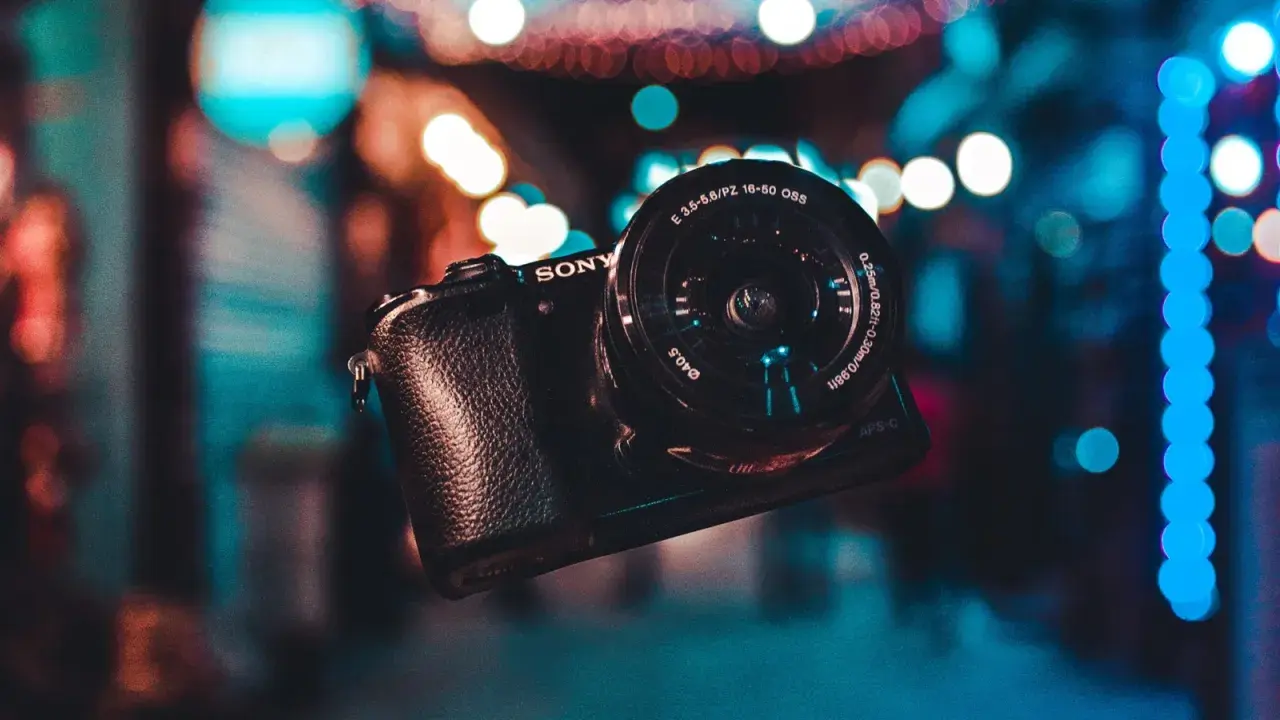 Sony A6000 z obiektywem 16-50mm OSS, idealny do nocnych zdjęć z kolorowym bokeh.