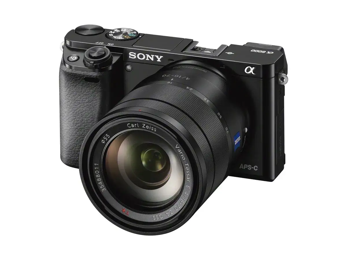 Sony Alpha a6000 z obiektywem Carl Zeiss Vario-Tessar E 4/16-70mm. Idealny zestaw, jeśli zastanawiasz się, jaki obiektyw do Sony a6000.