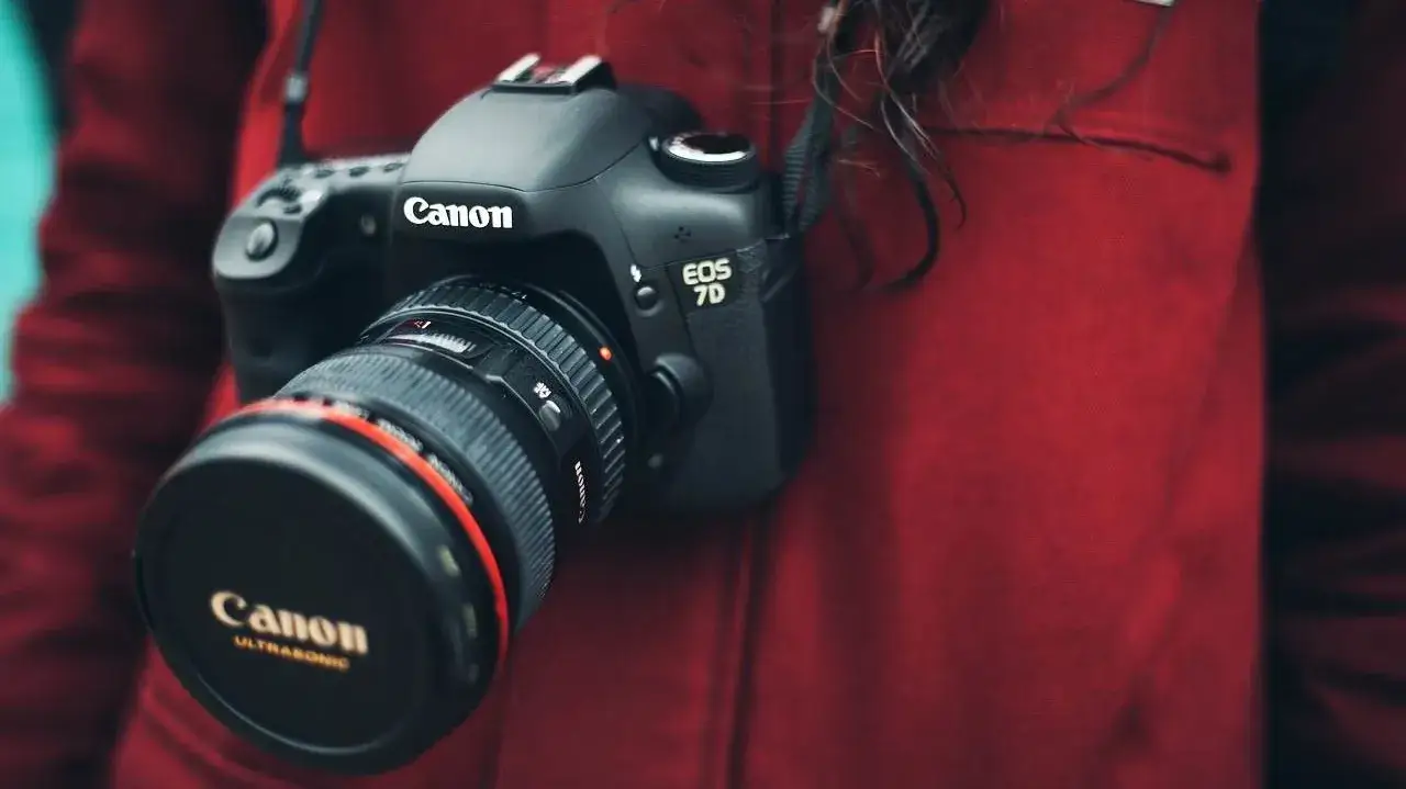 Zdjęcie Lustrzanki Canon: Przewodnik po modelach, technologiach i wyborze