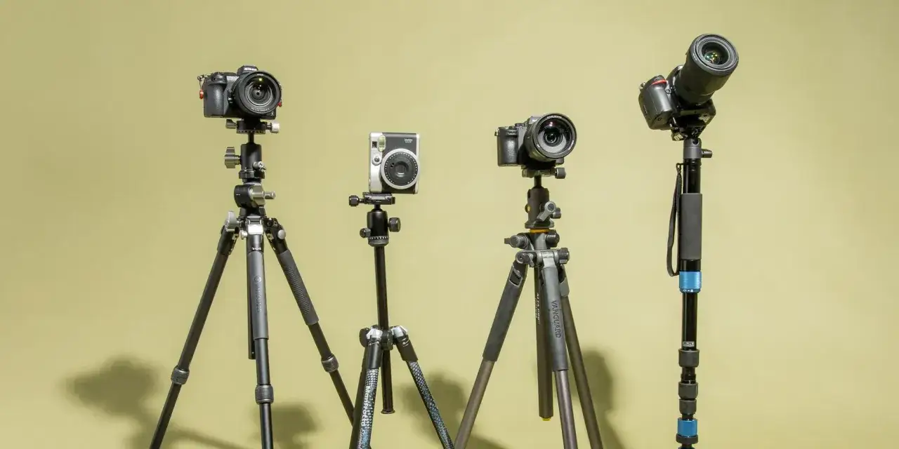 Cztery aparaty na statywach: Nikon, Instax, Sony i Canon. Jaki statyw do aparatu wybrać?